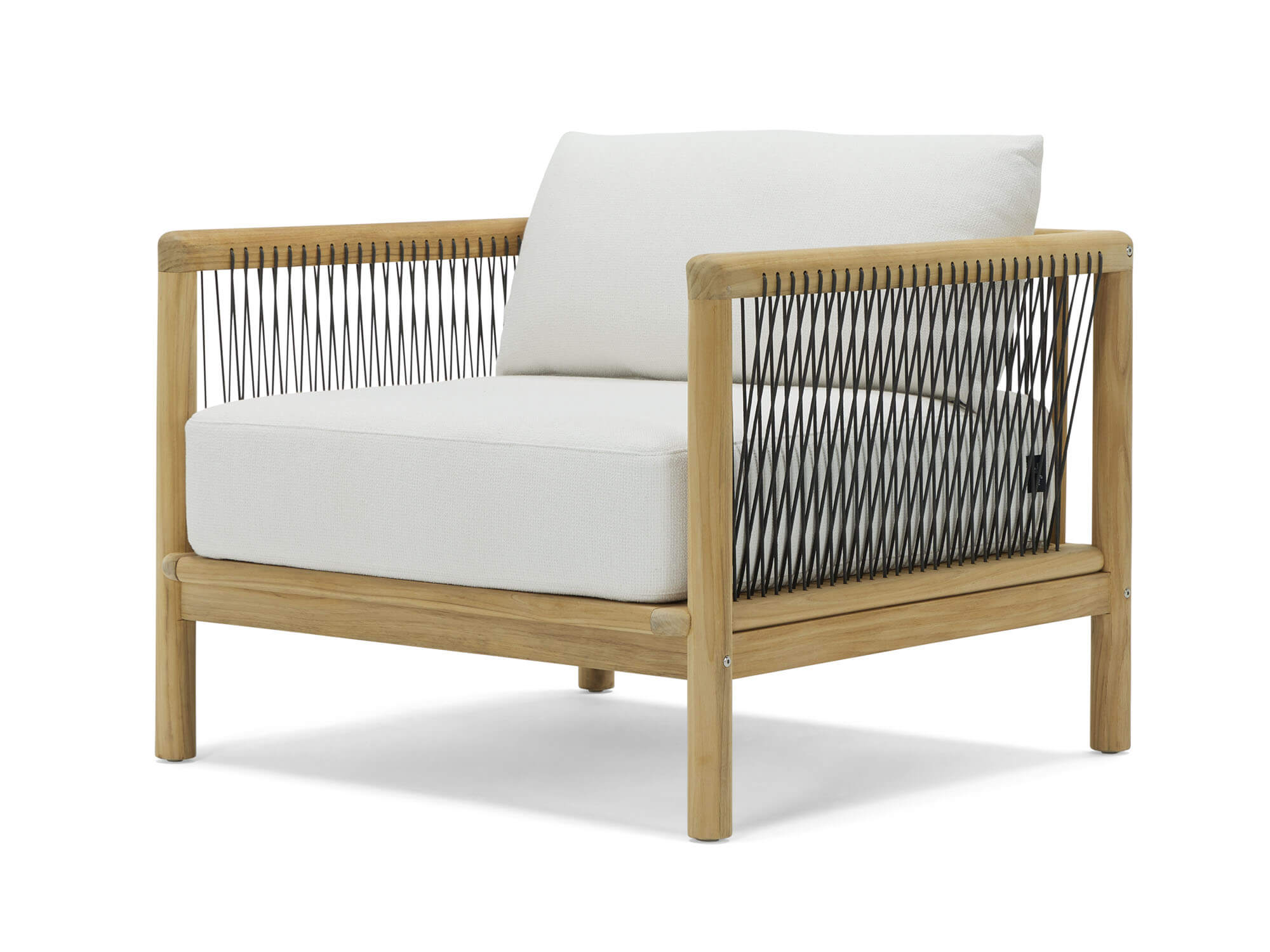 Vue en angle avant d'une chaise d'extérieur avec coussins blancs
